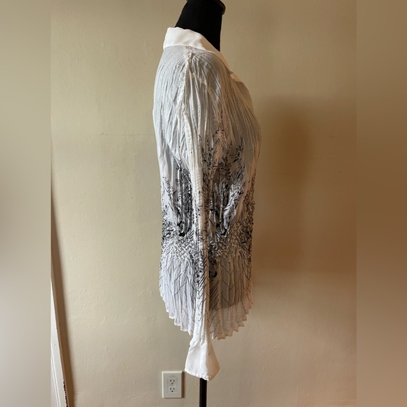 Milano white/black combo floral accordion style button up blouse, size XL - Picture 8 of 9